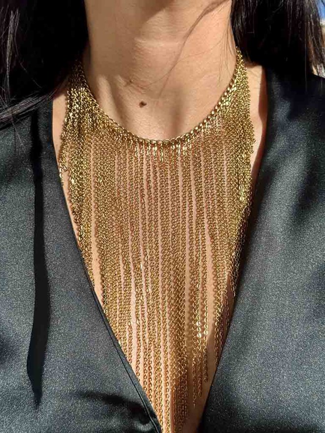 crystal-cathrin-makri-atsalino-xryso-kolie-kosmimata_768x